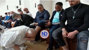 El Papa pasa casi tres horas en una cárcel romana y lava los pies a doce presos