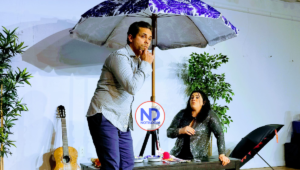 Amantes del teatro abarrotaron Comisionado de Cultura por obra «Sombrillas Color Melancolía»