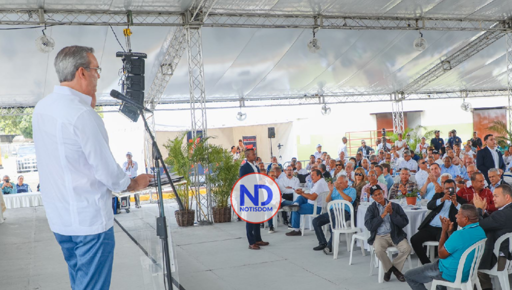 NOTISDOM FOTOS 2022 04 22T164431.715 Presidente Abinader inicia cosecha de arroz 2022 y destaca autosuficiencia alimentaria del país