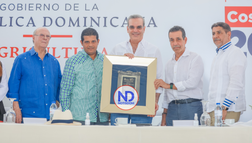 NOTISDOM FOTOS 2022 04 22T164830.519 Presidente Abinader inicia cosecha de arroz 2022 y destaca autosuficiencia alimentaria del país