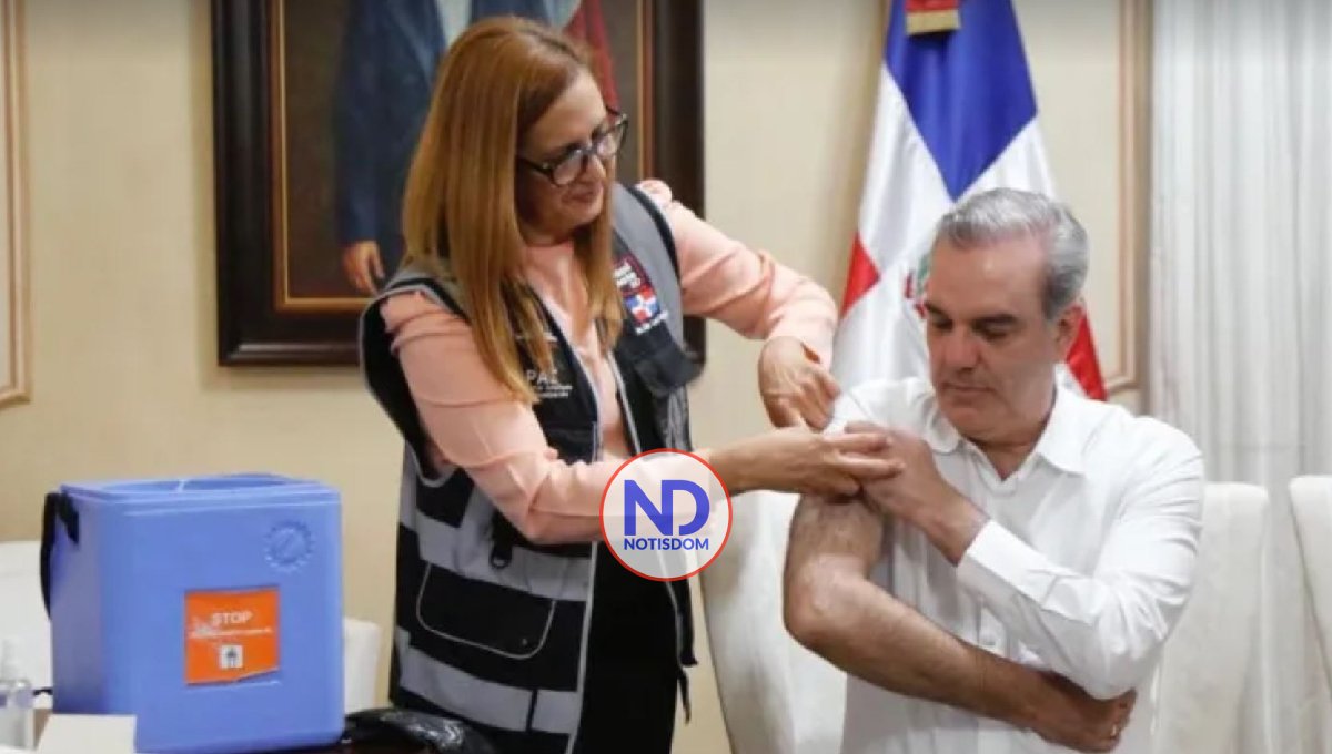 «Gobierno vigilante» Abinader se vacuna contra Covid-19 por cuarta ocasión
