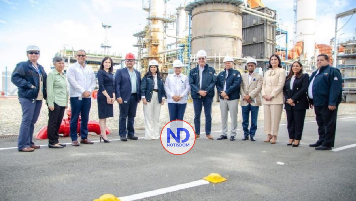 Abinader supervisa instalación esferas de GLP en REFIDOMSA