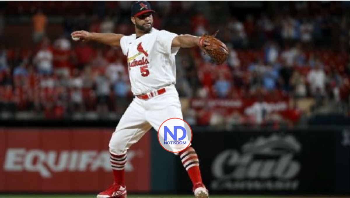 Albert Pujols lanza por primera vez en 22 años en Grandes Ligas