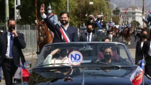 Disparan a chofer de Boric y roban auto oficial