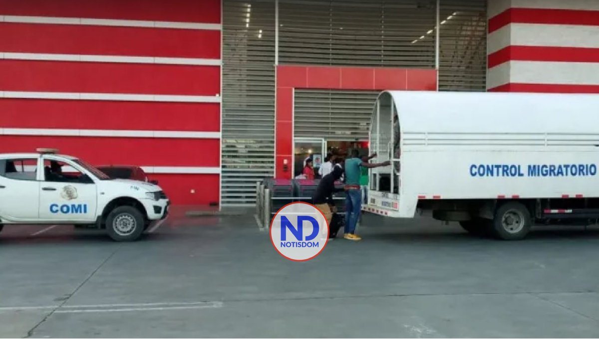 Haitianos le tiran piedras a agentes de Migración en la ciudad Juan Bosch