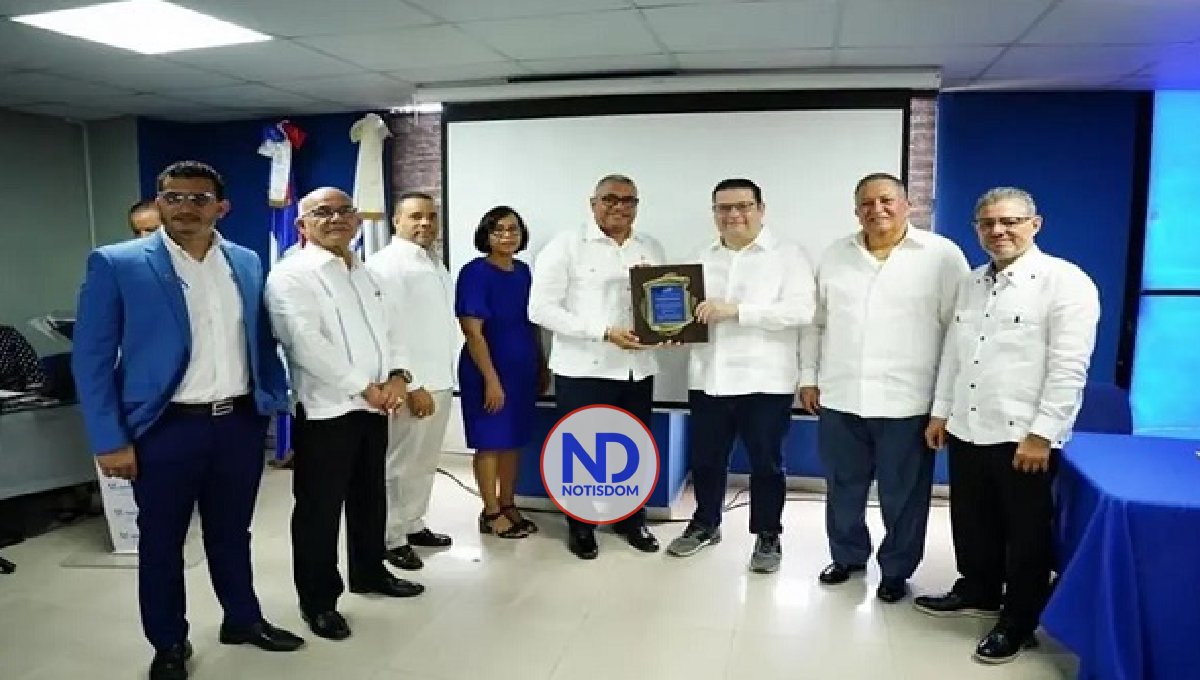 Agentes de Aduanas reconocen aportes de Eduardo Sanz Lovatón