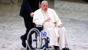 El papa en silla de ruedas por el dolor de la rodilla