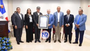 Senado reconoce a Fernando Villalona por sus 50 años de trayectoria musical