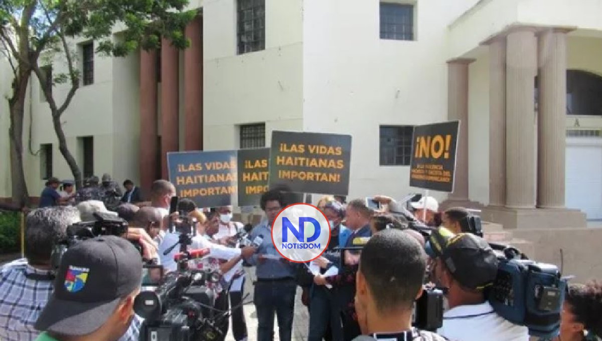 Protestan por los operativos de Migración en ciudad Juan Bosch