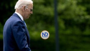 Biden ordena ondear banderas a media asta por el tiroteo en Texas