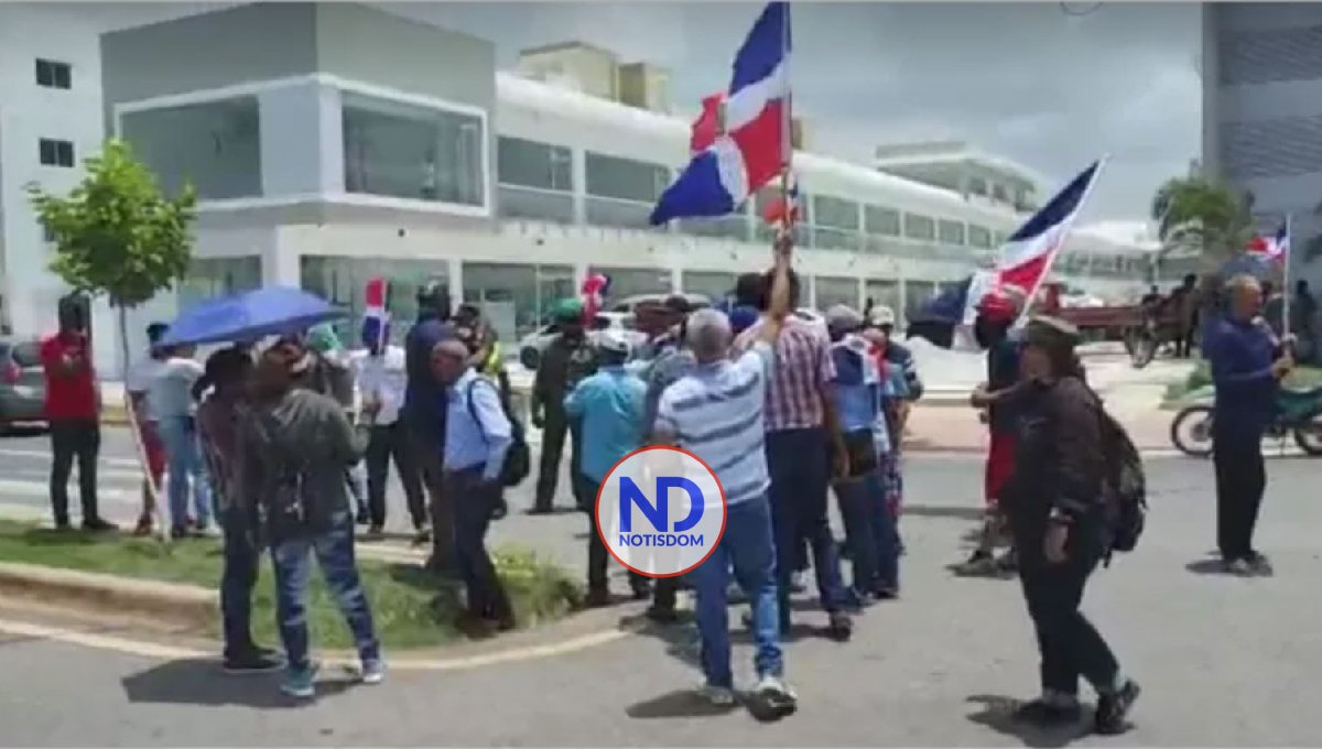 Bajo la consigna “fuera los haitianos” se manifiestan residentes de Ciudad Juan Bosch
