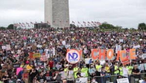 Centenares exigen al Supremo de EEUU mantenga el aborto legal