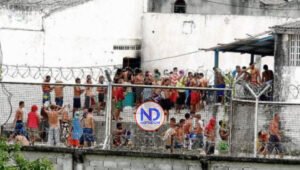 Presos cárcel La Vega retuvieron por casi 3 horas a dos agentes