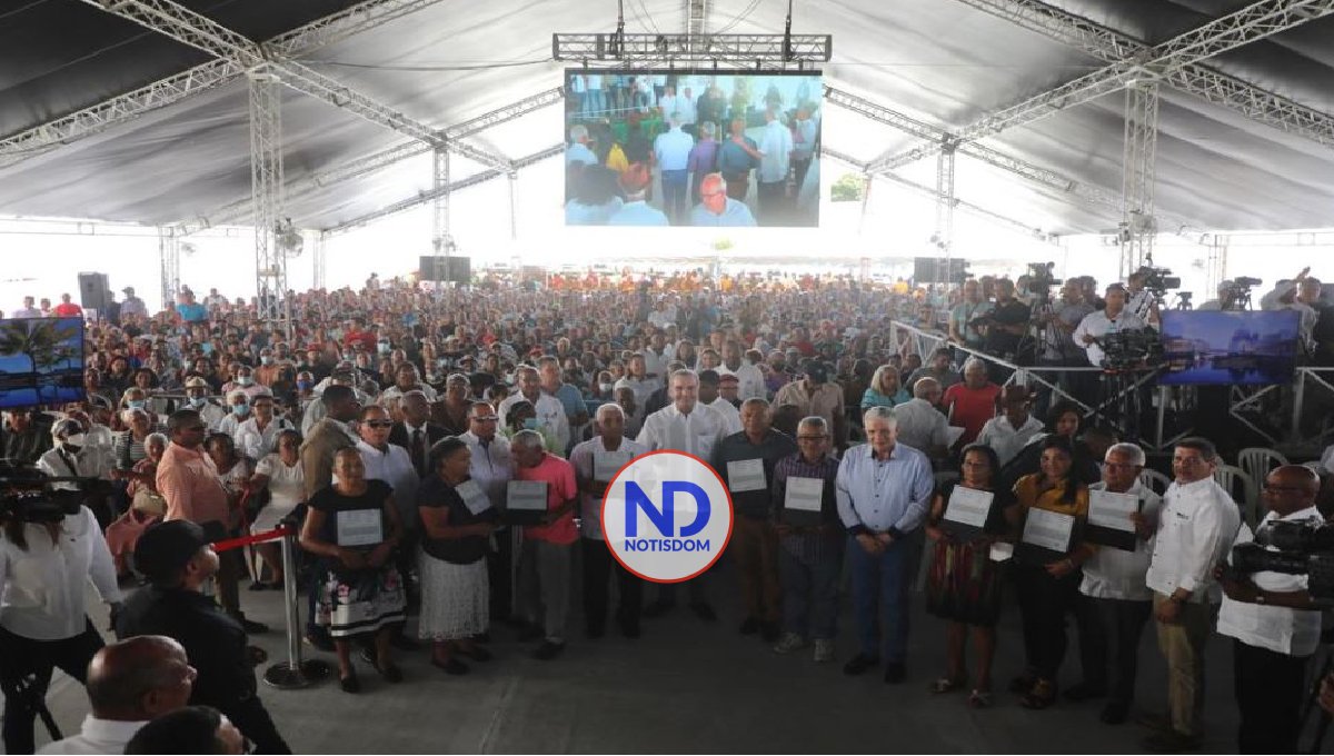 Presidente Abinader entrega 1,176 títulos en Hato del Yaque