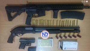 Policía ocupa armas, apresa varias personas, incluyendo menor