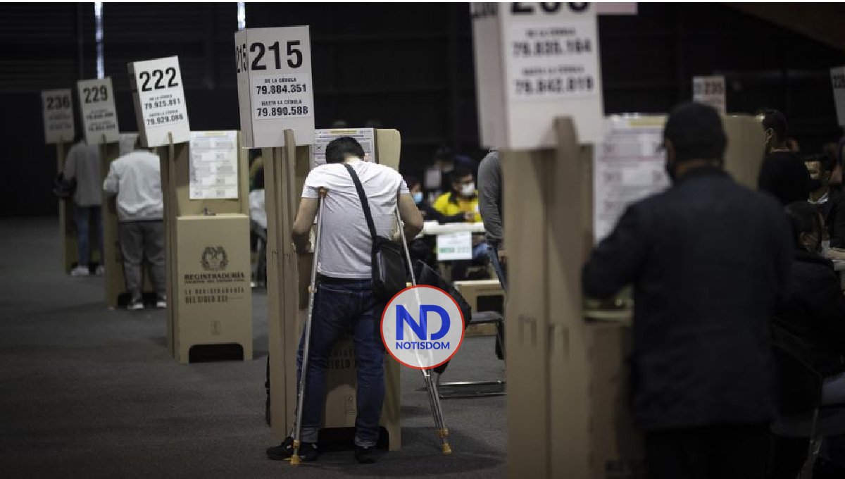 Colombianos acuden a las urnas para elegir al nuevo presidente