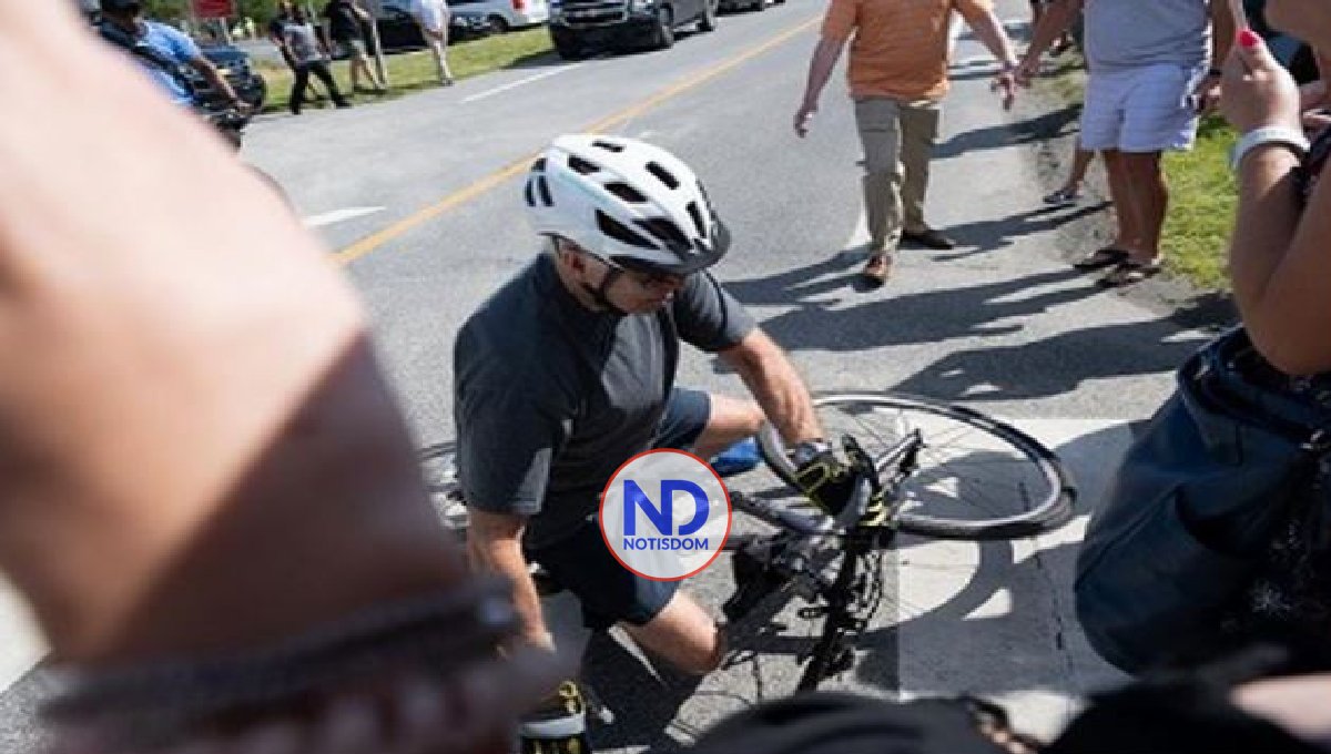 Biden se cae de la bicicleta durante un paseo por la playa