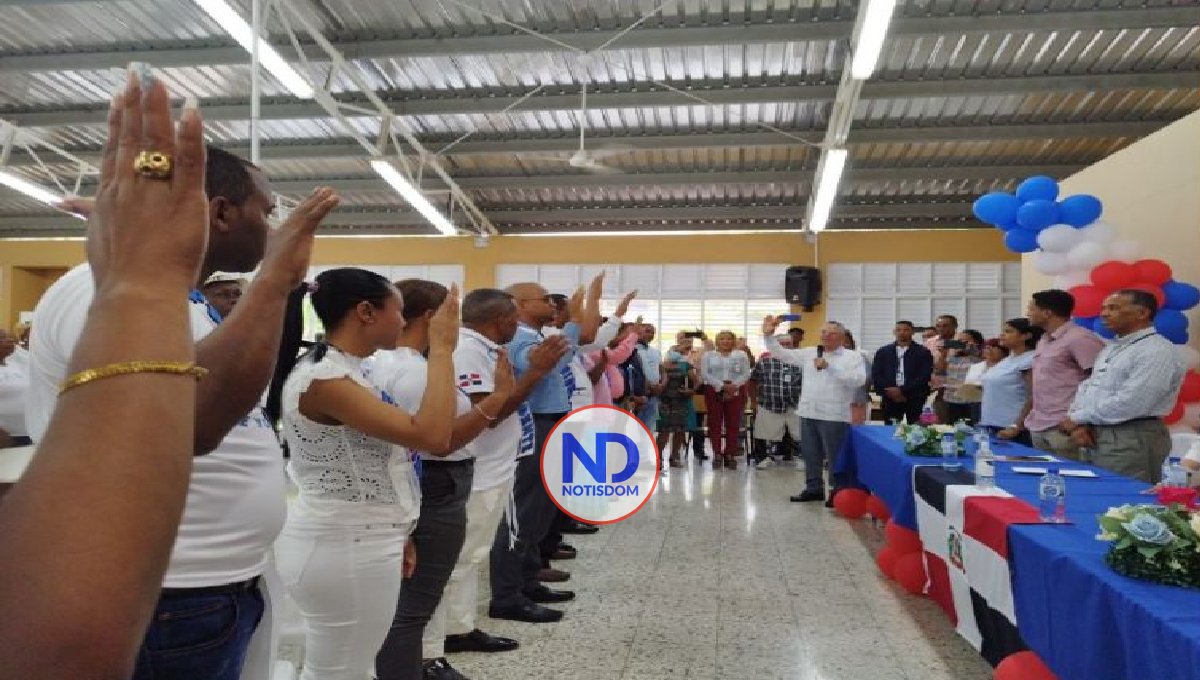 Alcalde Manuel Jiménez juramenta 12 juntas de vecinos en SDE 