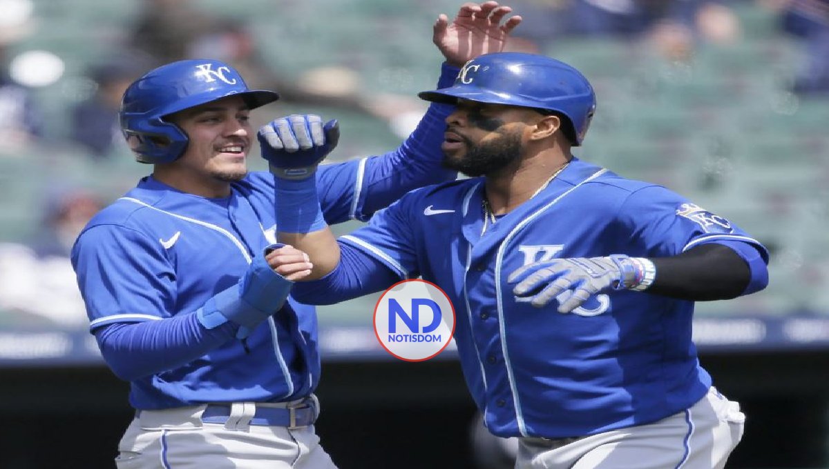 Reales canjean a Carlos Santana a los Marineros