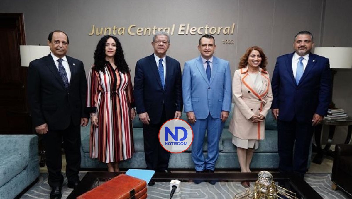 Leonel deposita padrón de FP con más de un millón de miembros