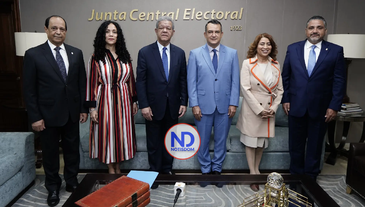 Leonel Fernández deposita el padrón de la Fuerza del Pueblo ante la Junta Central Electoral 2 Leonel Fernández deposita el padrón de la Fuerza del Pueblo ante la Junta Central Electoral