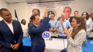 El empresario Cirilo Moronta pasa al PRM; Carolina Mejía le toma el juramento