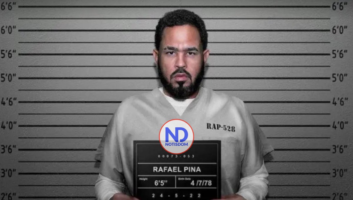 Raphy Pina publica foto desde la cárcel con su ficha en mano