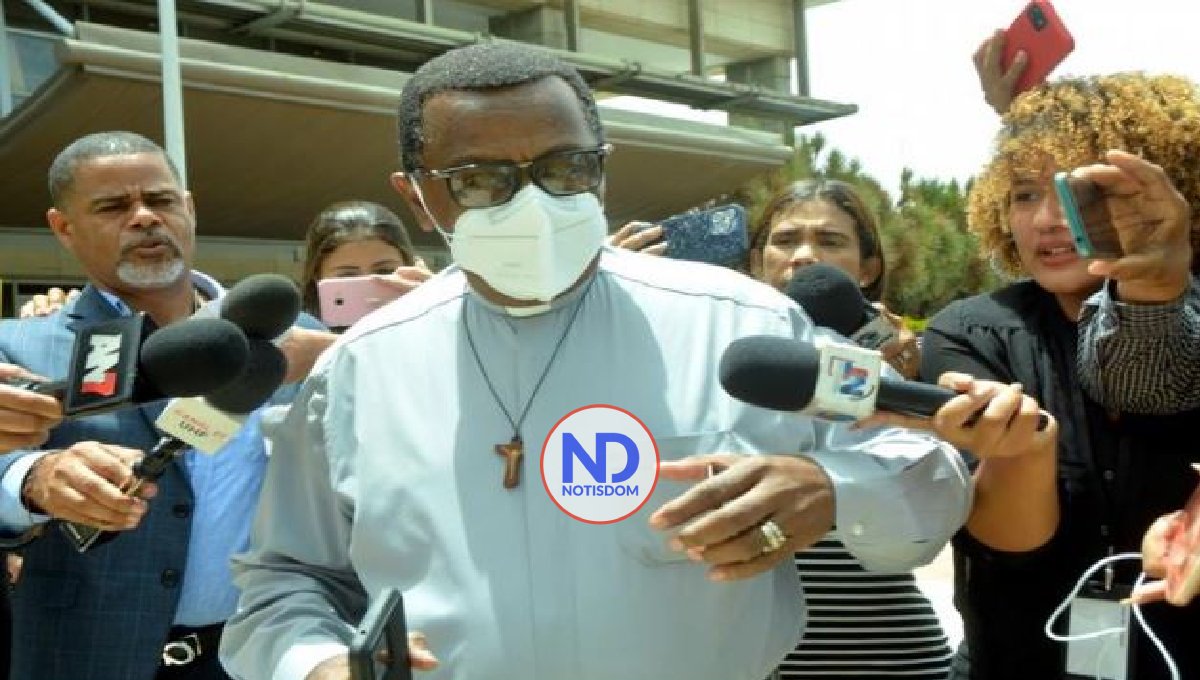 Sacerdote que entregó a las autoridades a Miguel Cruz llega a la Procuraduría para ser interrogado