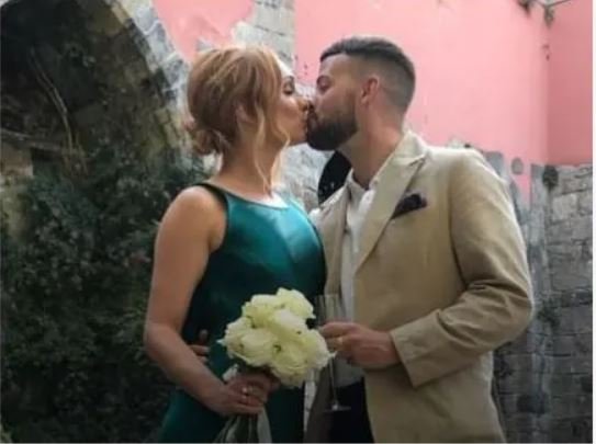 TOM HANKS 2 El cantante Tom Mann pierde a su novia y madre de su hijo el día de su boda