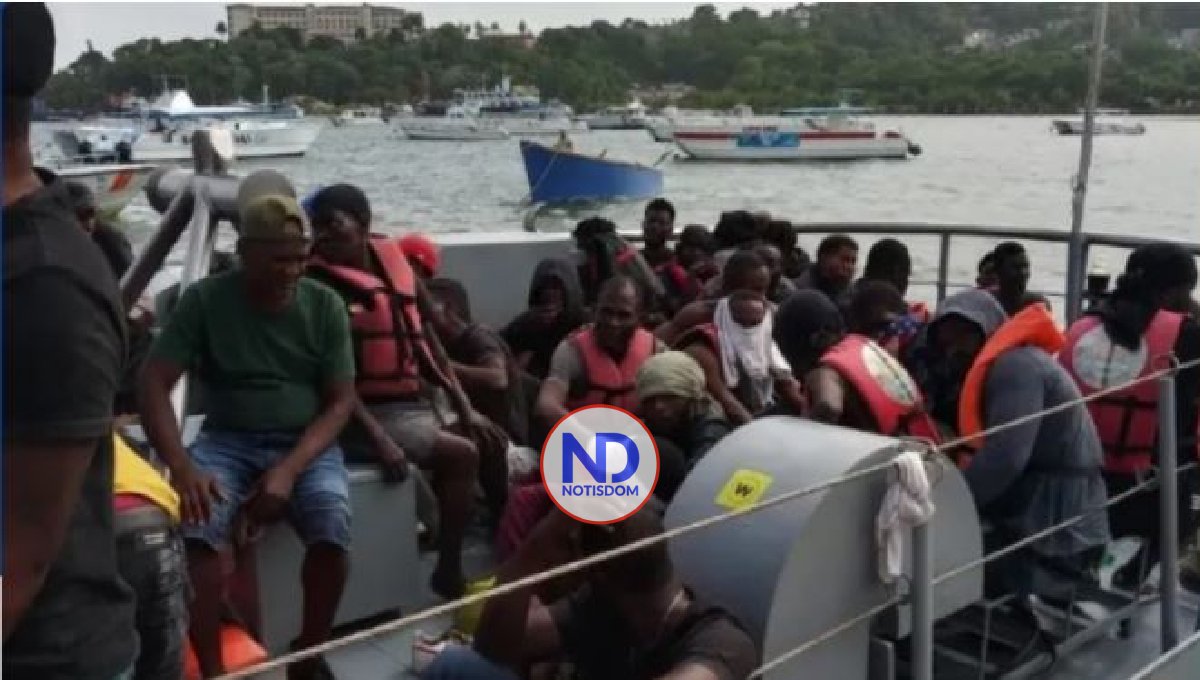 Rescatan 97 tripulantes de una embarcación a la deriva Samaná 2 Rescatan 97 tripulantes de una embarcación a la deriva Samaná