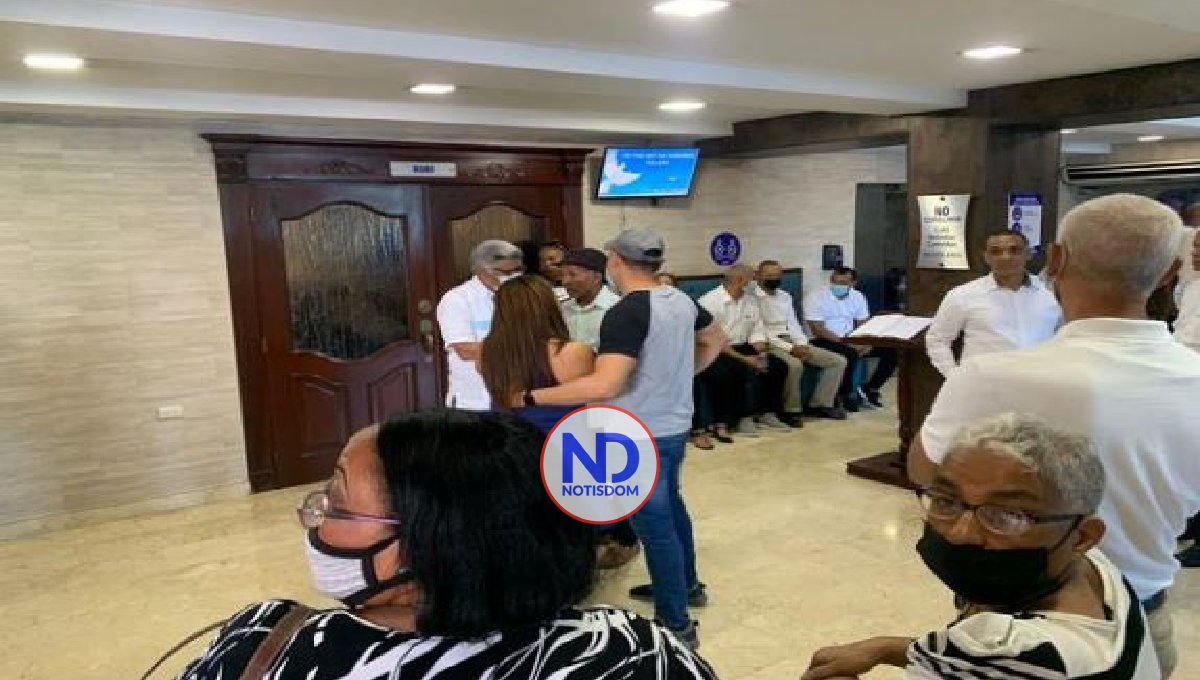 Familiares de Víctor Brahiar Sánchez sacan a la prensa de la funeraria y le vociferan improperios