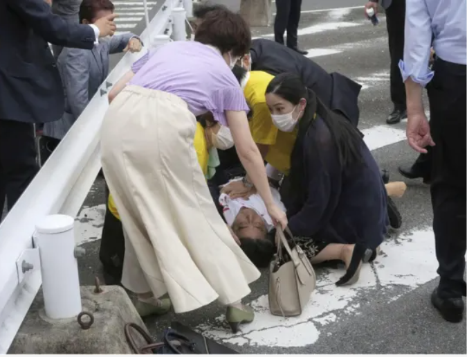 CHINO 1 Hieren de un disparo a ex primer ministro de Japón, Shinzo Abe