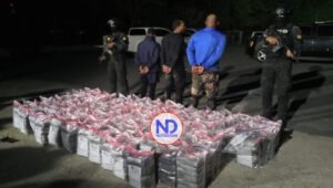 Ocupan 806 paquetes de cocaína y apresan a tres en lancha rápida