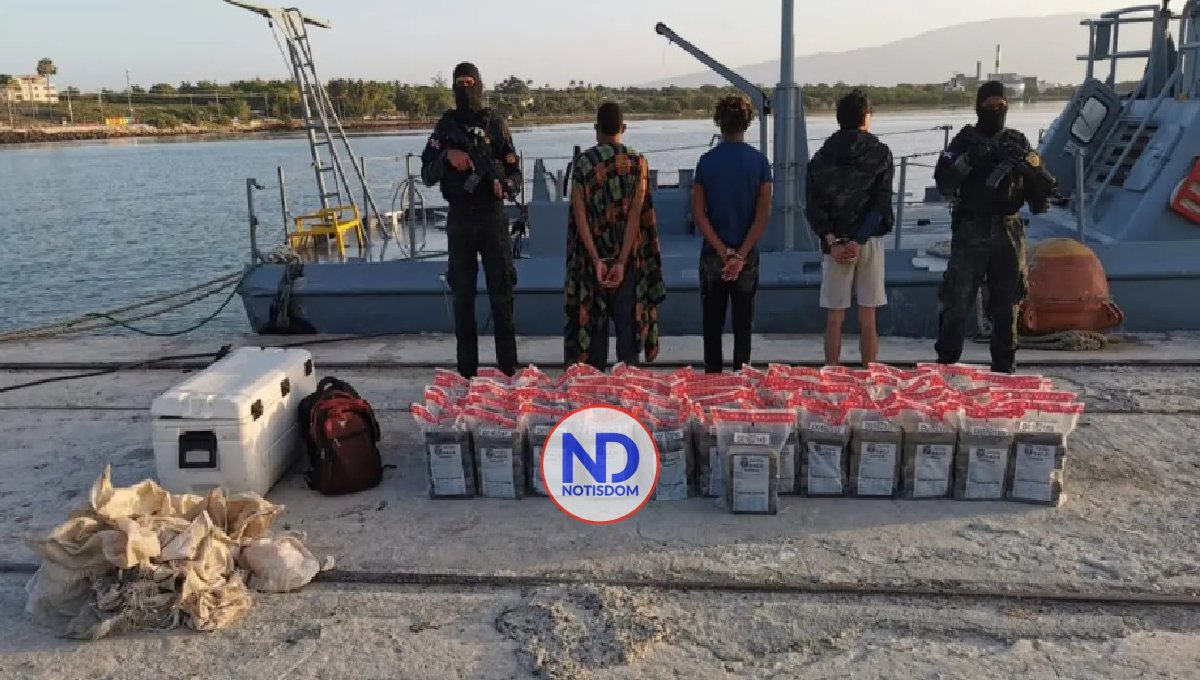 Arrestan a tres personas en lancha con 359 paquetes presumiblemente cocaína