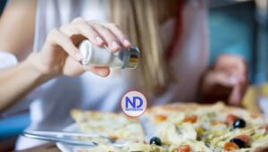 Agregar sal extra a las comidas aumenta el riesgo de muerte prematura