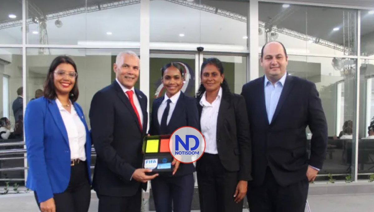 Siete árbitros dominicanos recibieron su insignia internacional FIFA