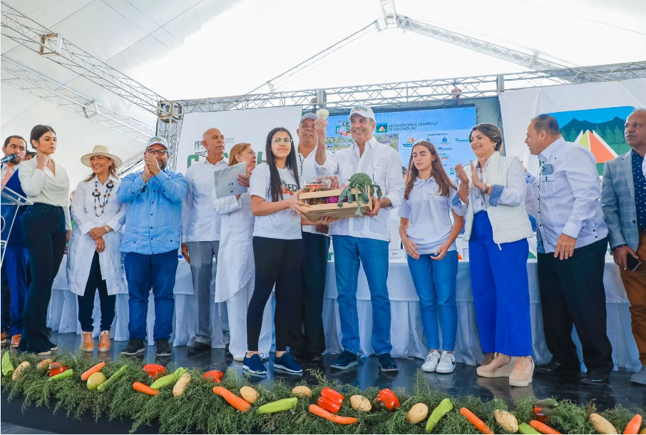 LIMBER CRUZ 6 Abinader entrega RD$124 millones para indemnizar a ex agricultores en Valle Nuevo