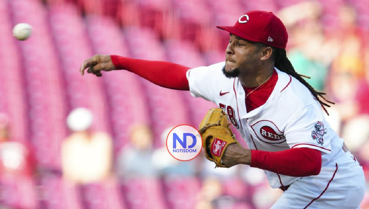 Pitcher Luis Castillo a Marineros; Rojos obtienen 4 prospectos