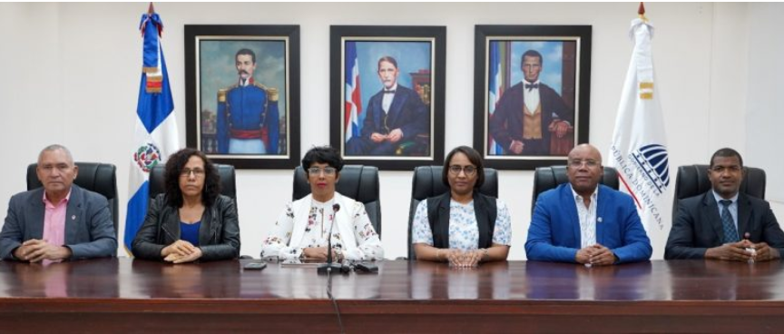 MINERD Minerd defiende contratos libros digitales; dice ahorró RD$677 MM