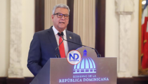 Macarrulla pide licencia como ministro de la Presidencia tras acusación contra su hijo en Medusa