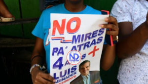 Residentes de Santo Domingo Este vociferan «4 años más» durante recorrido de Abinader