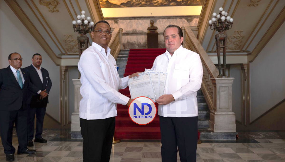 Ministro José Paliza recibe títulos de propiedad de los terrenos del Palacio Nacional y el DNI