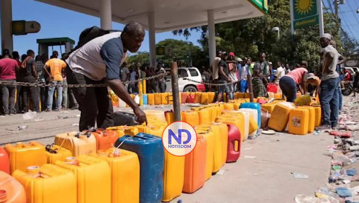 Traficantes haitianos se aprovechan de los precios controlados de los combustibles en RD