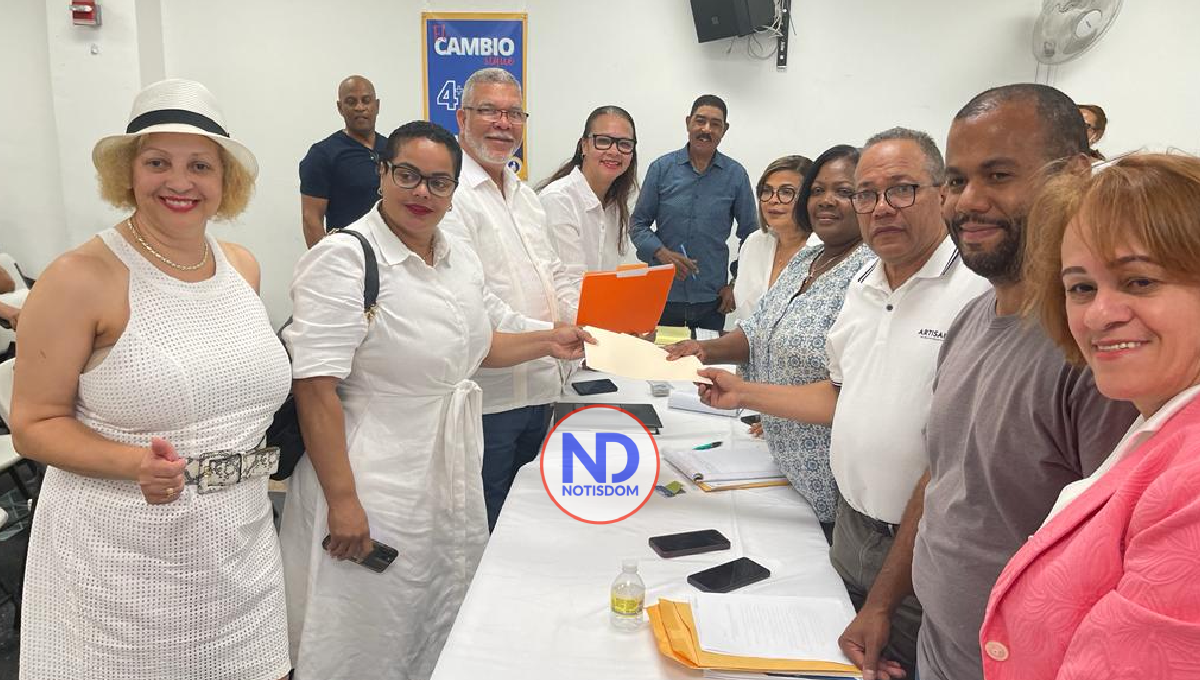 Neftalí Fuerte inscribe candidatura a la presidencia del PRM-NY; pondera valor de la mujer