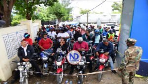 Motoristas se apiñan agitados en Intrant tras empezar la fiscalización