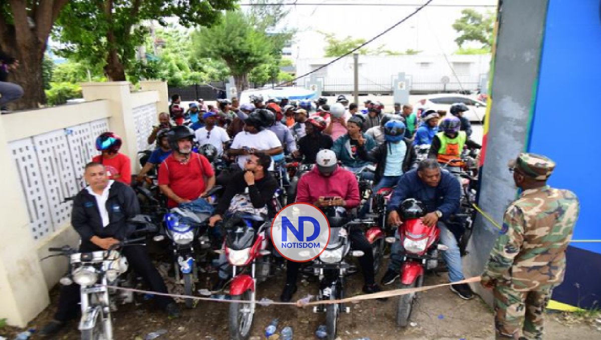 Motoristas se apiñan agitados en Intrant tras empezar la fiscalización