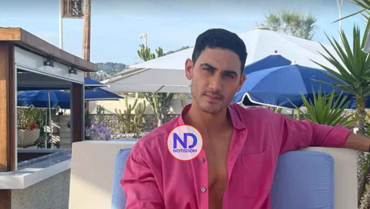 Actor Alejandro Speitzer posa con mini vestido