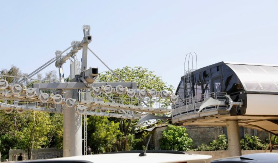 CAMARA DE AVENIDA Presidente inaugura una avenida y un centro de atención de infantes
