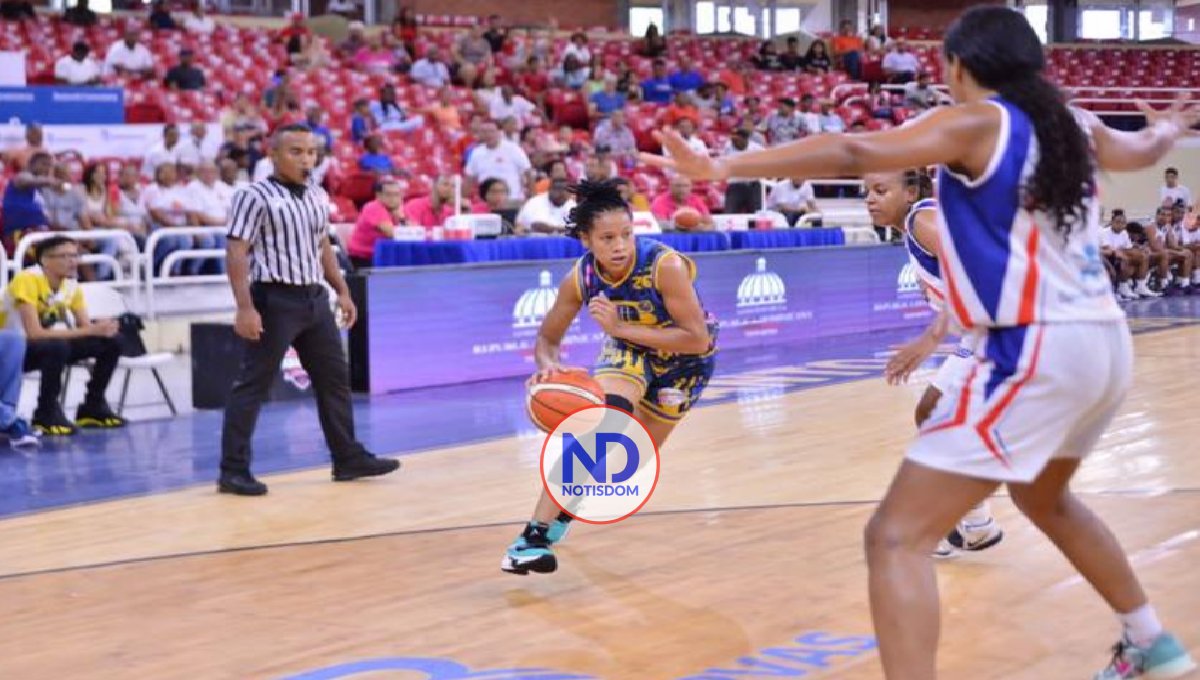 Mauricio Báez derrota San Lázaro y empata final basket femenino