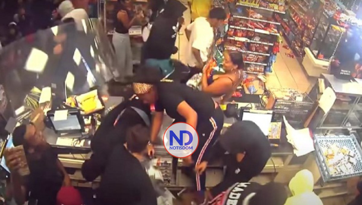 Multitud saquea y destruye una tienda en Los Ángeles 2 Multitud saquea y destruye una tienda en Los Ángeles